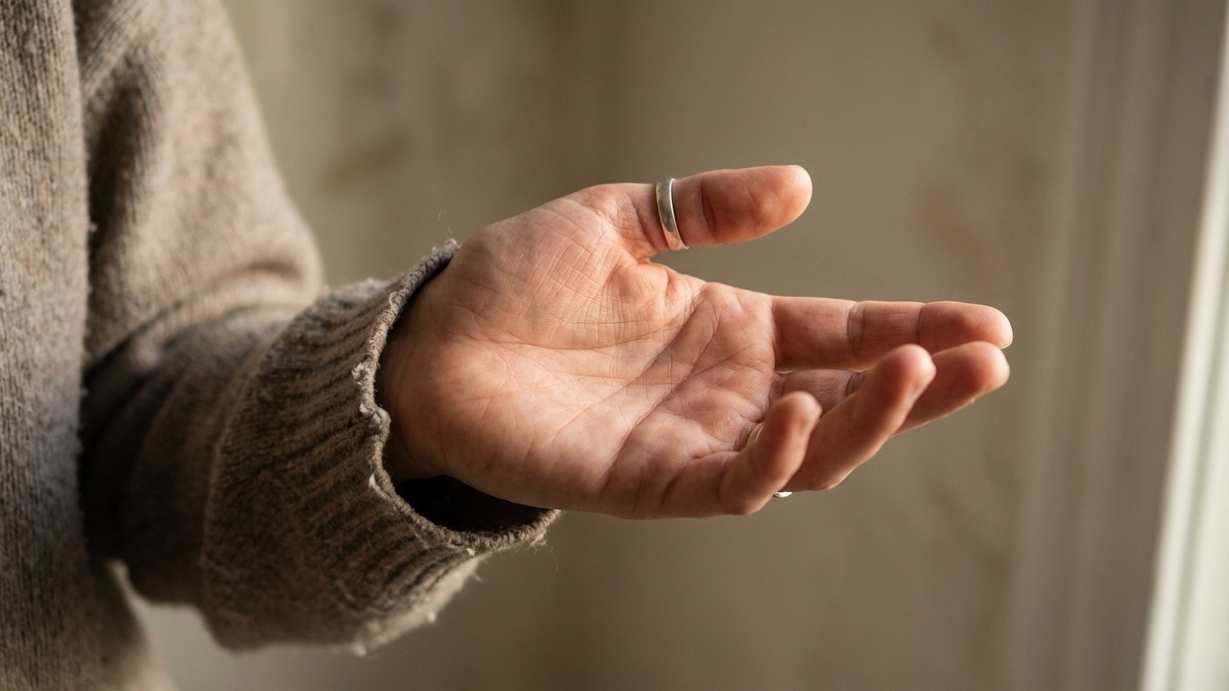 Si un enfant vous fait ce geste discret de la main en Belgique, la loi vous interdit de l'ignorer