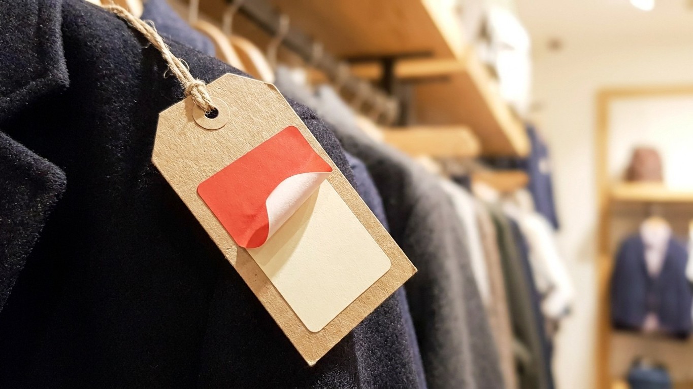 J'ai photographié l'étiquette d'une veste un mois avant les soldes : quand j'ai revu le prix barré le jour J, j'ai compris...
